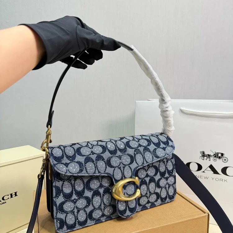 Croissants, simple yet recognizable The bag has a round body, smooth lines, and the metal accessories are super textured✨. Small size, can be carried for commuting or leisure, can be carried