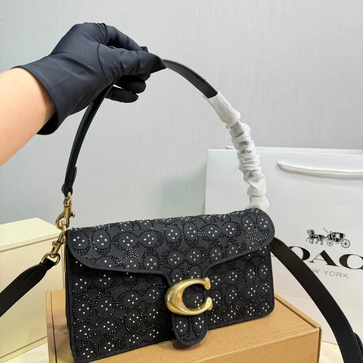 Croissants, simple yet recognizable The bag has a round body, smooth lines, and the metal accessories are super textured✨. Small size, can be carried for commuting or leisure, can be carried