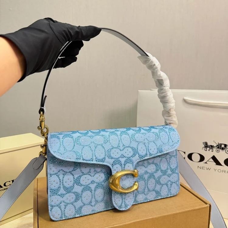 Croissants, simple yet recognizable The bag has a round body, smooth lines, and the metal accessories are super textured✨. Small size, can be carried for commuting or leisure, can be carried
