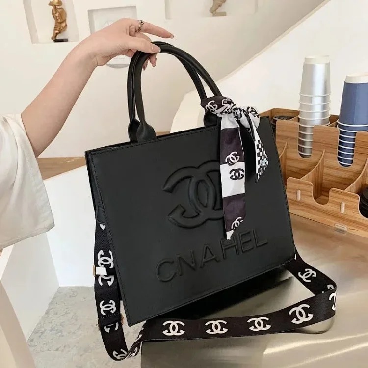Small fragrant style tote bag for women 2023 new large-capacity high-end crossbody women's bag fashionable commuter handbag