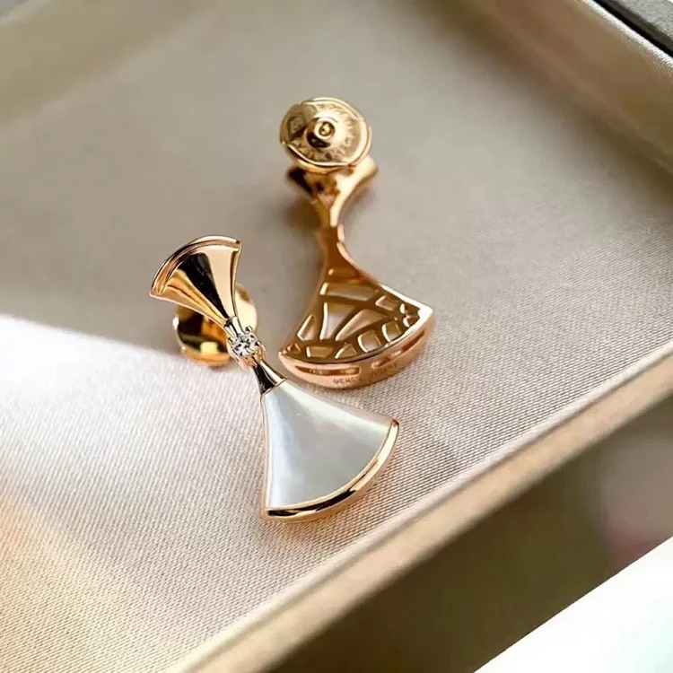 V gold mini skirt fan-shaped earrings for women with 18K rose gold-plated temperament diamond-set mother-of-pearl and carnelian fan-shaped earrings