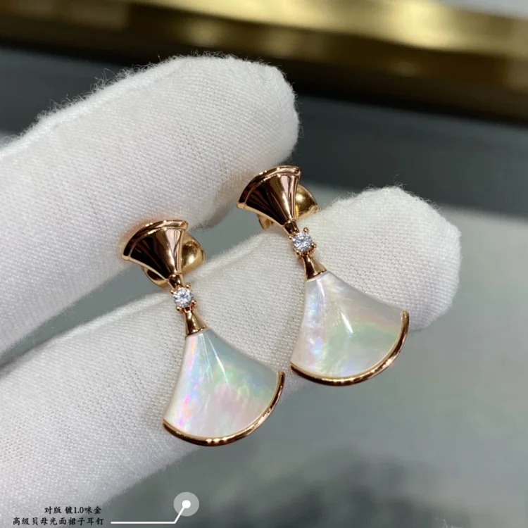 V gold mini skirt fan-shaped earrings for women with 18K rose gold-plated temperament diamond-set mother-of-pearl and carnelian fan-shaped earrings image 2