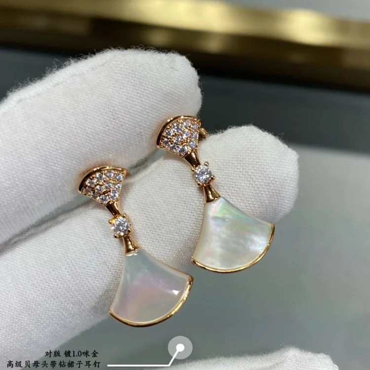 V gold mini skirt fan-shaped earrings for women with 18K rose gold-plated temperament diamond-set mother-of-pearl and carnelian fan-shaped earrings image 6