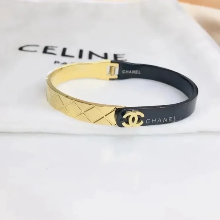 Stylish and simple lettered small fragrant style bracelet with western style lettering and good looks