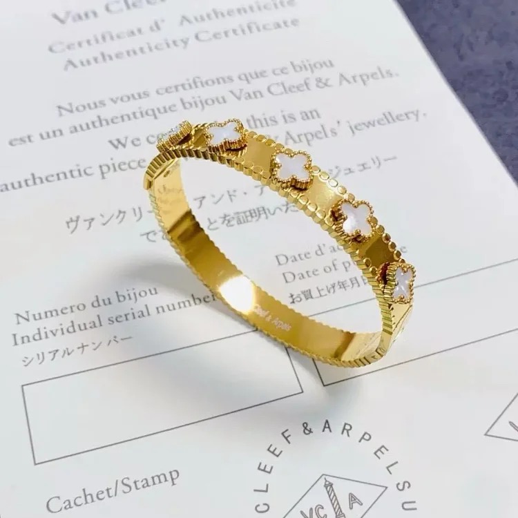 Stylish and simple lettered small fragrant style bracelet with western style lettering and good looks