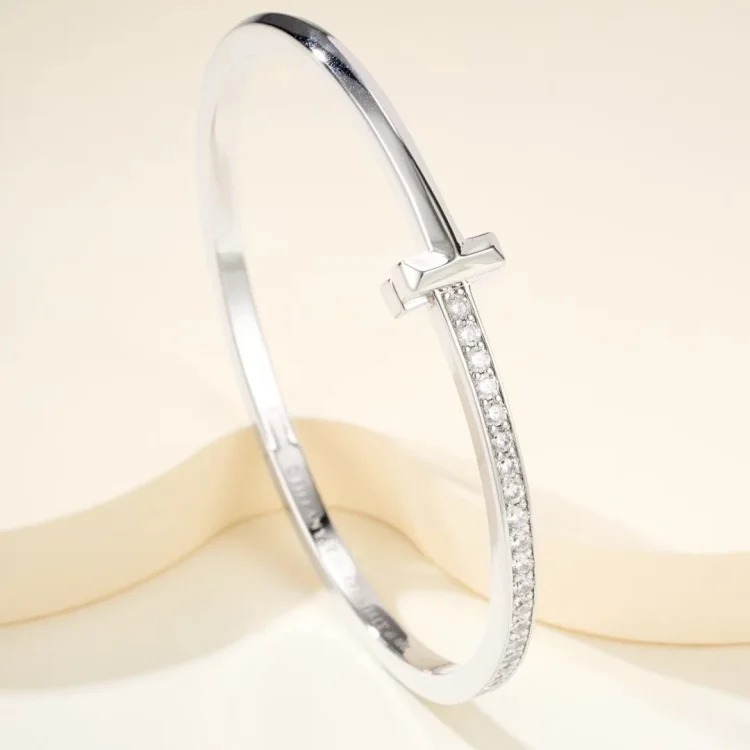 Stylish and simple lettered small fragrant style bracelet with western style lettering and good looks