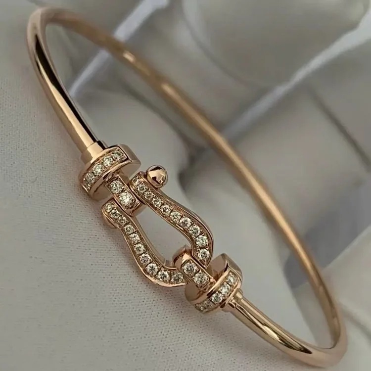 Stylish and simple lettered small fragrant style bracelet with western style lettering and good looks
