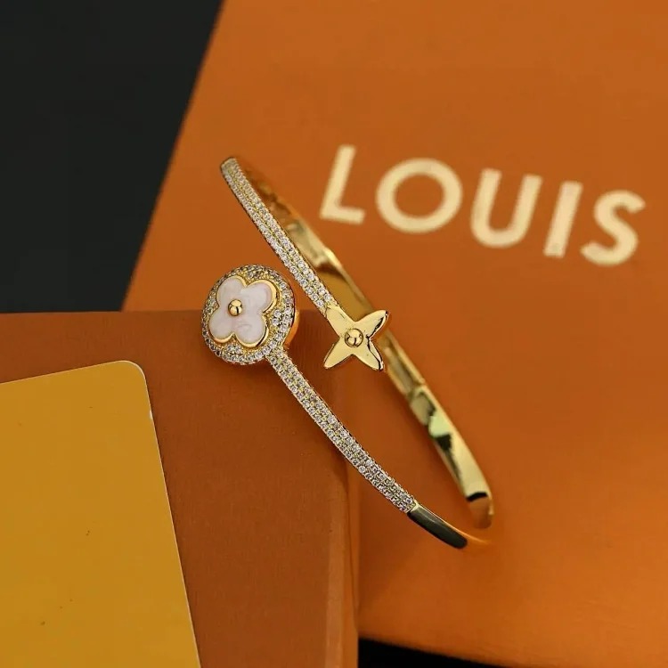 Stylish and simple lettered small fragrant style bracelet with western style lettering and good looks