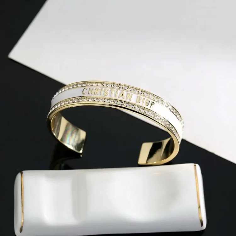 Stylish and simple lettered small fragrant style bracelet with western style lettering and good looks