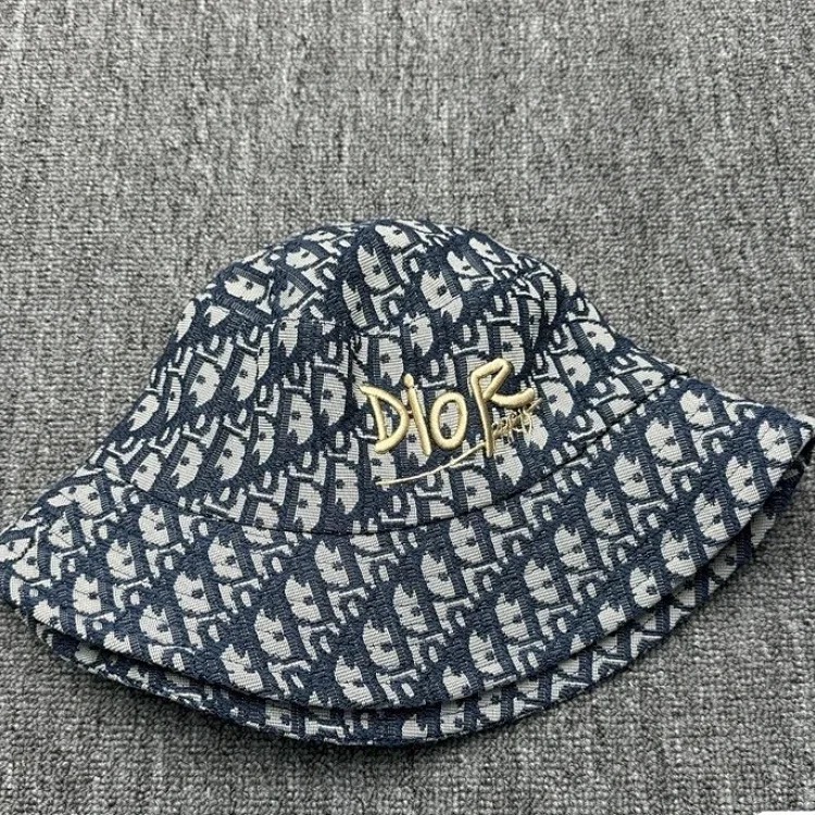 Louis Vuitton D family new summer basin hat foreign trade fashion simple embroidery D letter presbyopic double-sided short brim fisherman hat image 2