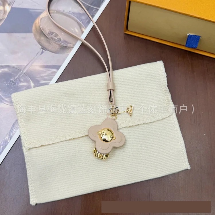 Cute sunflower bag pendant with leather lanyard car pendant versatile wear-resistant fashion trend ins