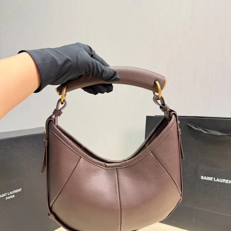Croissants, simple yet recognizable The bag has a round body, smooth lines, and the metal accessories are super textured✨. Small size, can be carried for commuting or leisure, can be carried