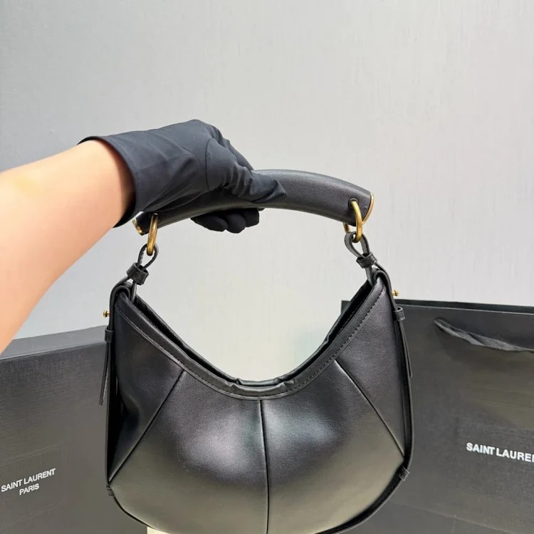 Croissants, simple yet recognizable The bag has a round body, smooth lines, and the metal accessories are super textured✨. Small size, can be carried for commuting or leisure, can be carried