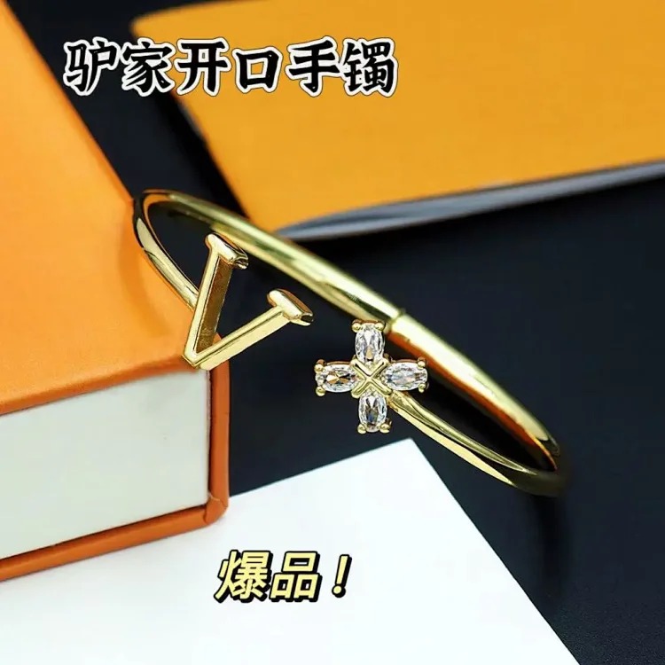 Cross-border popular crystal four-leaf clover open bracelet, simple and fashionable, versatile bracelet with steel stamped letters wholesale