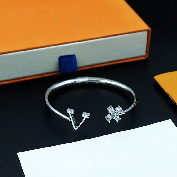 Cross-border popular crystal four-leaf clover open bracelet, simple and fashionable, versatile bracelet with steel stamped letters wholesale