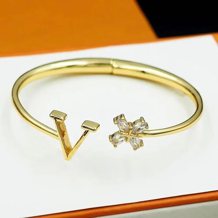 Cross-border popular crystal four-leaf clover open bracelet, simple and fashionable, versatile bracelet with steel stamped letters wholesale