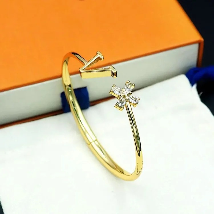 Cross-border popular crystal four-leaf clover open bracelet, simple and fashionable, versatile bracelet with steel stamped letters wholesale