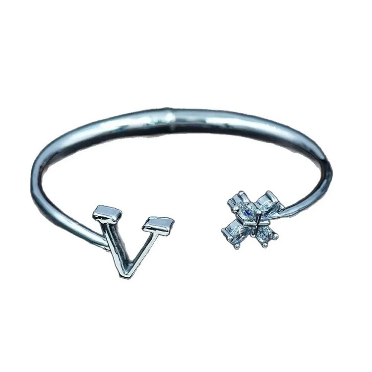 Cross-border popular crystal four-leaf clover open bracelet, simple and fashionable, versatile bracelet with steel stamped letters wholesale