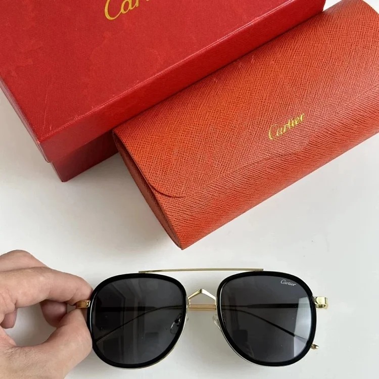 Chat fashionable and versatile anti-UV sunglasses