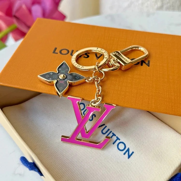 Louis Vuitton XXX-LYWD black three-color presbyopic pink letter keychain-3761
