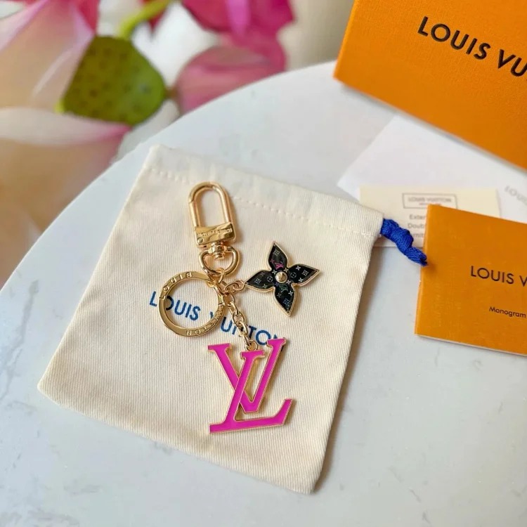 Louis Vuitton XXX-LYWD black three-color presbyopic pink letter keychain-3761