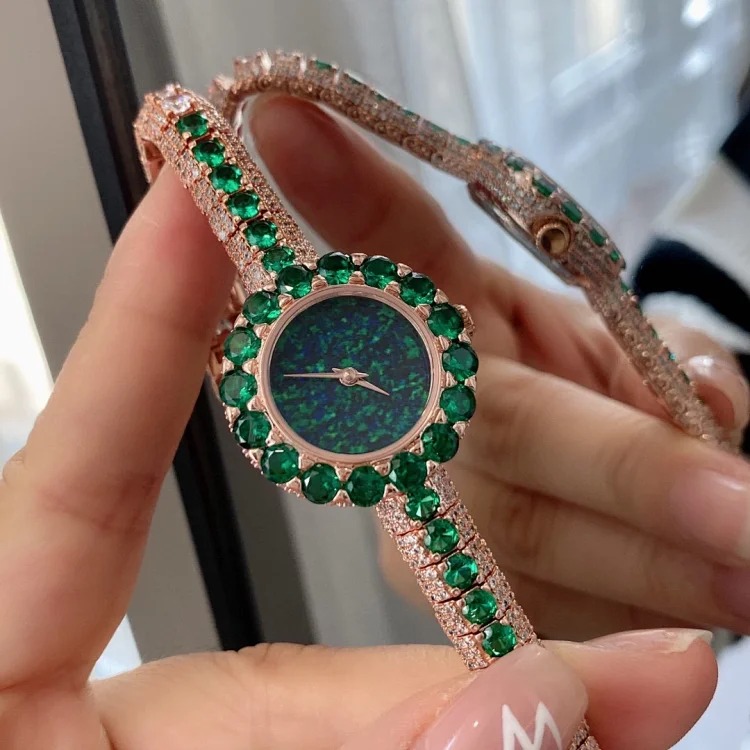 Dior's new La d de series of high-end jewelry watches are inlaid with 700 diamonds. From the case to the dial, from the bezel to the bracelet, they are paved with diamonds using the snowflak