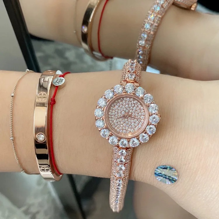 Dior's new La d de series of high-end jewelry watches are inlaid with 700 diamonds. From the case to the dial, from the bezel to the bracelet, they are paved with diamonds using the snowflak