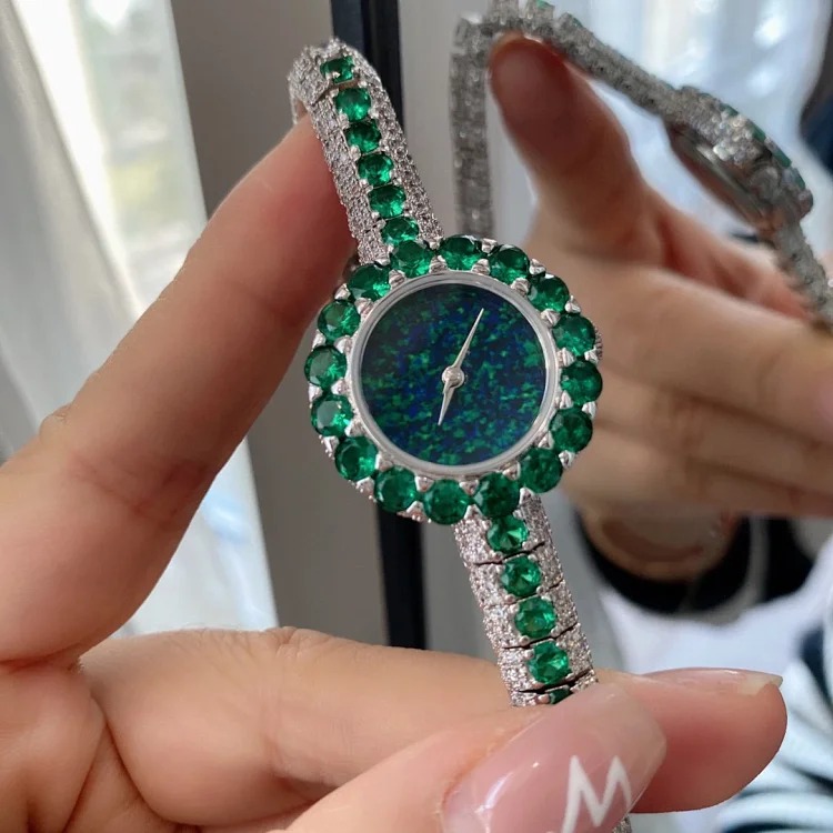 Dior's new La d de series of high-end jewelry watches are inlaid with 700 diamonds. From the case to the dial, from the bezel to the bracelet, they are paved with diamonds using the snowflak