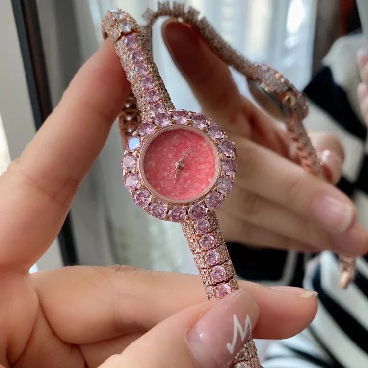 Dior's new La d de series of high-end jewelry watches are inlaid with 700 diamonds. From the case to the dial, from the bezel to the bracelet, they are paved with diamonds using the snowflak