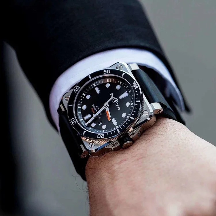 Exclusively available from Bell&Ross, it has excellent water resistance. All in all, summer is the season for wearing high-waterproof watches. This is a very beautiful diving watch.