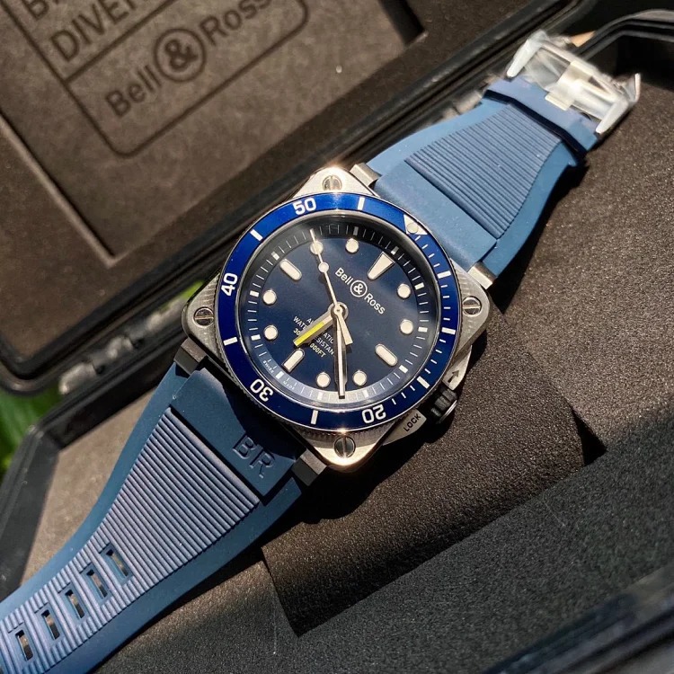 Exclusively available from Bell&Ross, it has excellent water resistance. All in all, summer is the season for wearing high-waterproof watches. This is a very beautiful diving watch.