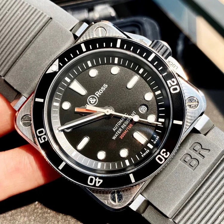Exclusively available from Bell&Ross, it has excellent water resistance. All in all, summer is the season for wearing high-waterproof watches. This is a very beautiful diving watch.