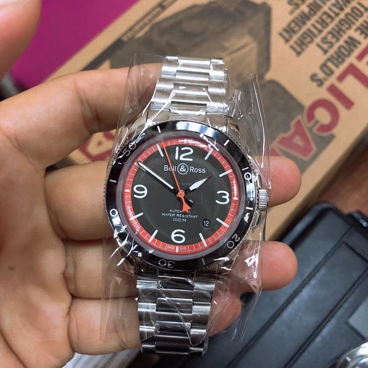 Exclusively available from Bell&Ross, it has excellent water resistance. All in all, summer is the season for wearing high-waterproof watches. This is a very beautiful diving watch.