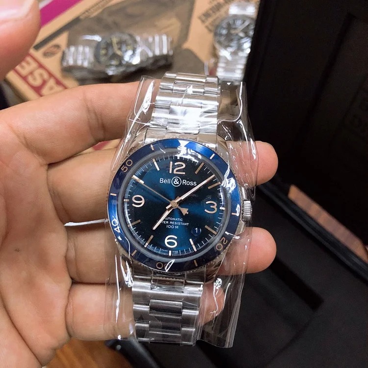 Exclusively available from Bell&Ross, it has excellent water resistance. All in all, summer is the season for wearing high-waterproof watches. This is a very beautiful diving watch.