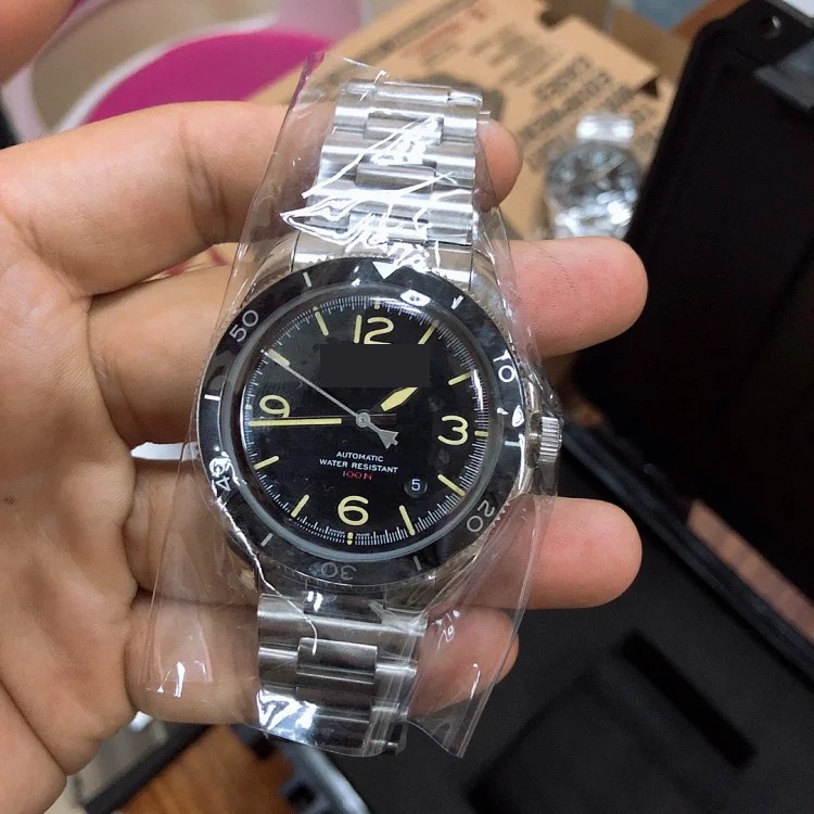 Exclusively available from Bell&Ross, it has excellent water resistance. All in all, summer is the season for wearing high-waterproof watches. This is a very beautiful diving watch.