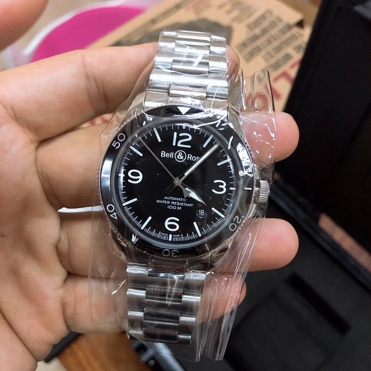 Exclusively available from Bell&Ross, it has excellent water resistance. All in all, summer is the season for wearing high-waterproof watches. This is a very beautiful diving watch.