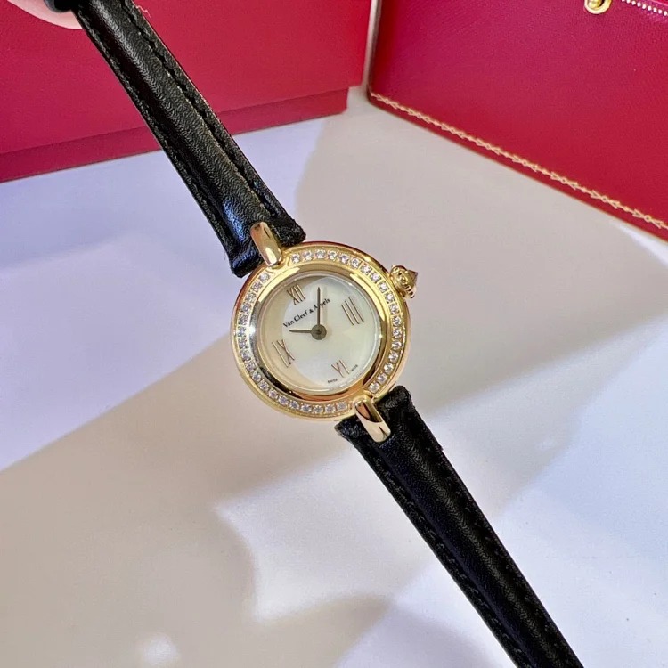Albemarle Charms Gold Series & Arpels Classic Watch