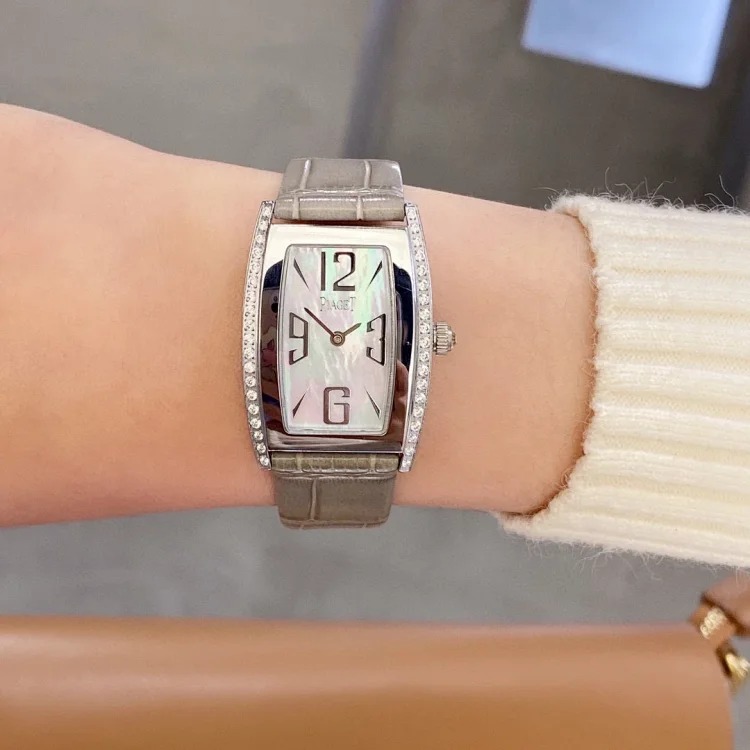G0A33091 ladies watch, the bucket-shaped case is unique, the unique silk strap is perfectly combined with the original pin buckle, showing a luxurious and fashionable temperament. Original S