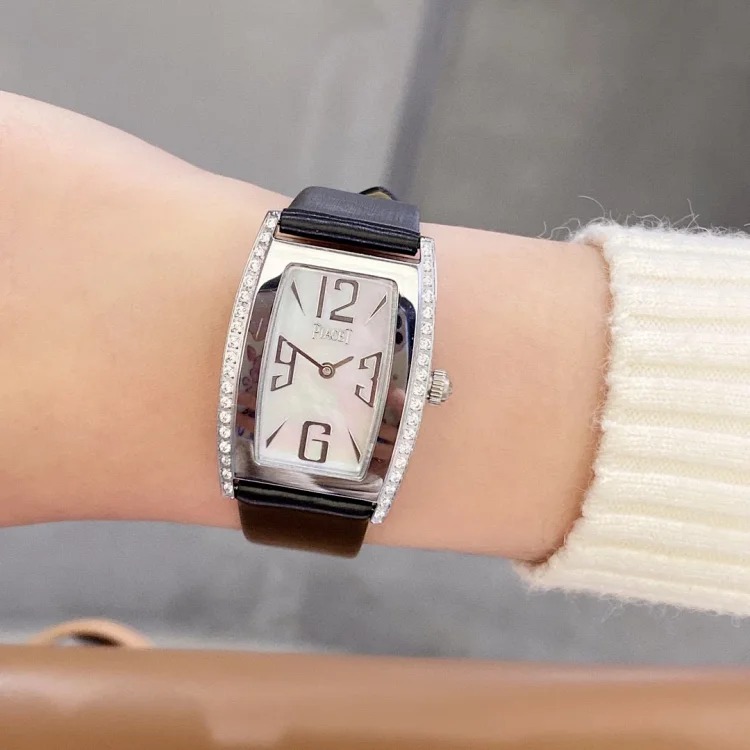 G0A33091 ladies watch, the bucket-shaped case is unique, the unique silk strap is perfectly combined with the original pin buckle, showing a luxurious and fashionable temperament. Original S
