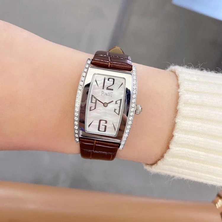 G0A33091 ladies watch, the bucket-shaped case is unique, the unique silk strap is perfectly combined with the original pin buckle, showing a luxurious and fashionable temperament. Original S
