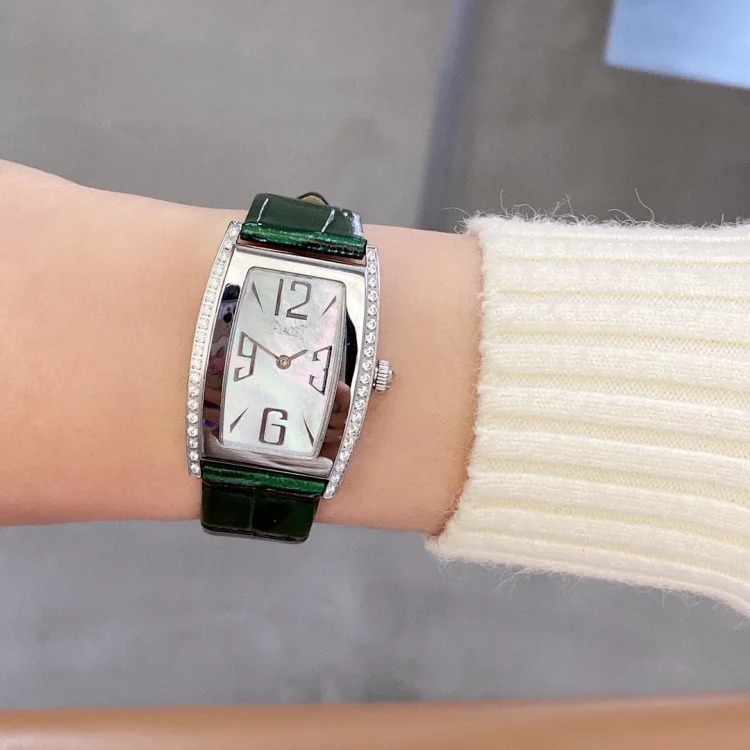 G0A33091 ladies watch, the bucket-shaped case is unique, the unique silk strap is perfectly combined with the original pin buckle, showing a luxurious and fashionable temperament. Original S