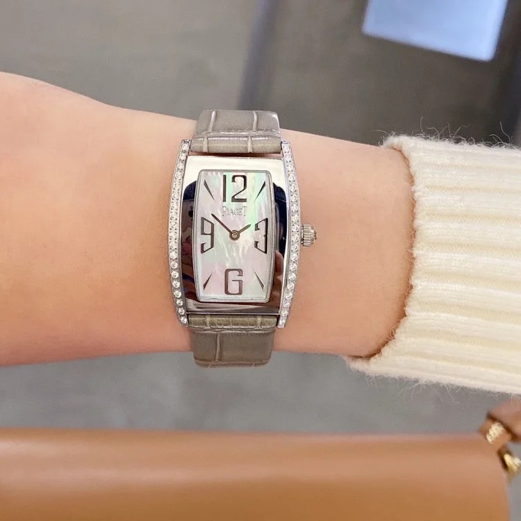 G0A33091 ladies watch, the bucket-shaped case is unique, the unique silk strap is perfectly combined with the original pin buckle, showing a luxurious and fashionable temperament. Original S