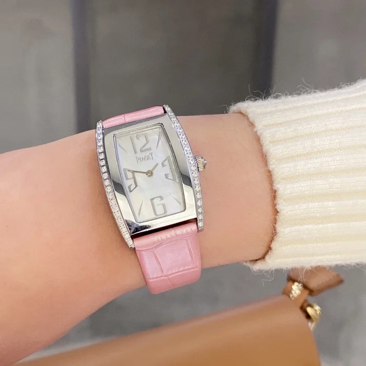 G0A33091 ladies watch, the bucket-shaped case is unique, the unique silk strap is perfectly combined with the original pin buckle, showing a luxurious and fashionable temperament. Original S