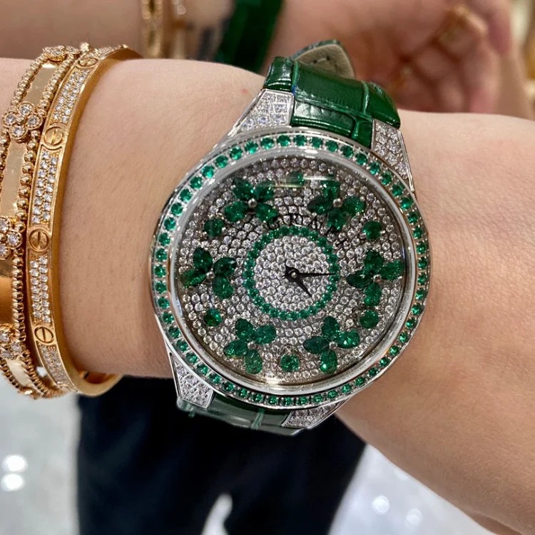 Graff flower timeless watch Graff is the leader in high-end jewelry, ever-changing and dazzling.