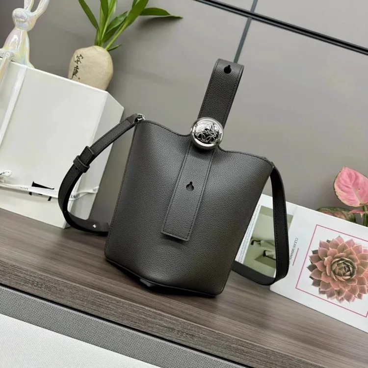 Correct Luojia 2025 new Pebble Bucket bucket bag imported cowhide single shoulder crossbody handbag