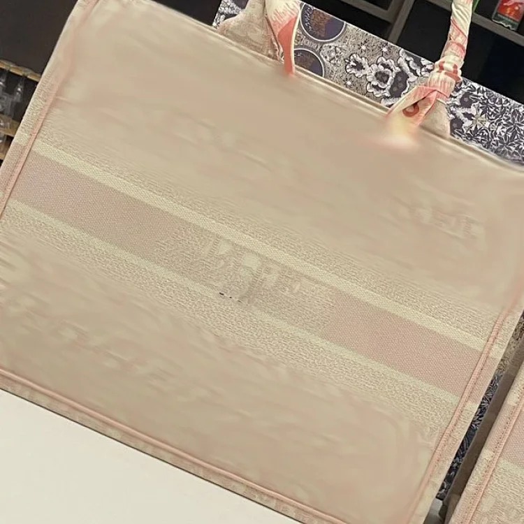 Louis Vuitton D family letter embroidered tote presbyopia 24s zoo shopping bag booktote three-dimensional trend crossbody liner image 4