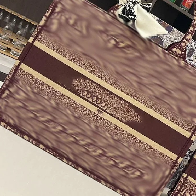 Louis Vuitton D family letter embroidered tote presbyopia 24s zoo shopping bag booktote three-dimensional trend crossbody liner image 5