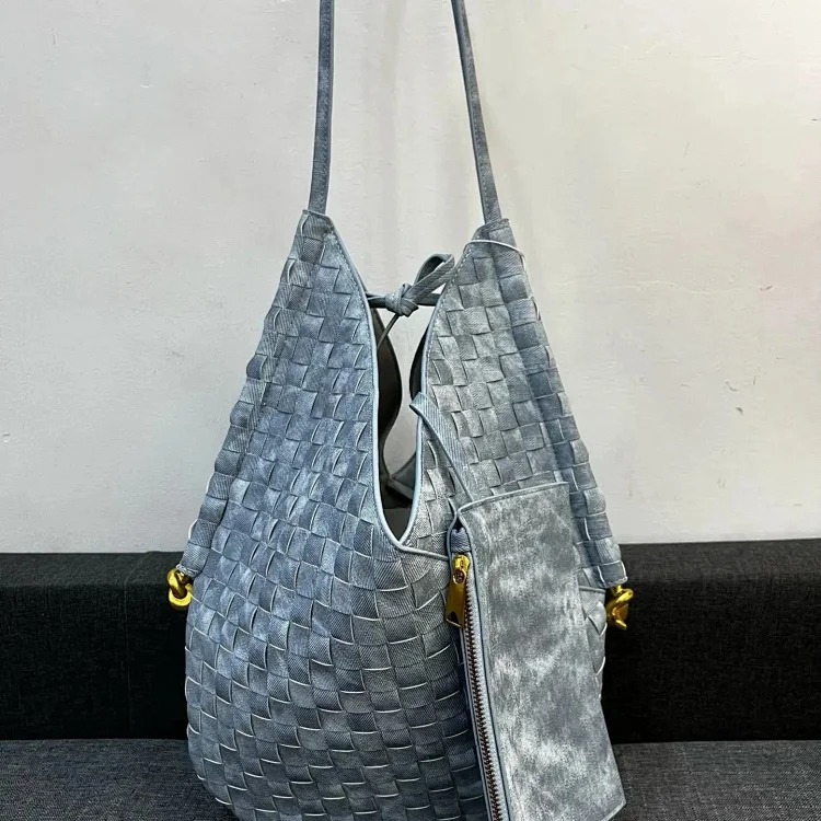 New trendy and high-end fashionable large-capacity commuter shoulder bag for women 637 image 4