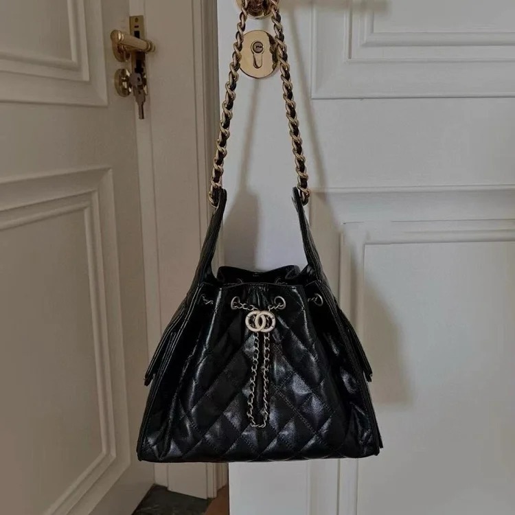 2025 new first-layer cowhide small fragrant rhombus hobo chain armpit bag large capacity fashionable commuter shoulder bag