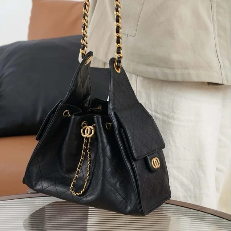 2025 new first-layer cowhide small fragrant rhombus hobo chain armpit bag large capacity fashionable commuter shoulder bag